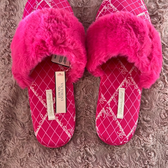 $6.99 SHIPPING Victoria’s Secret Pink Slippers - Picture 2 of 3